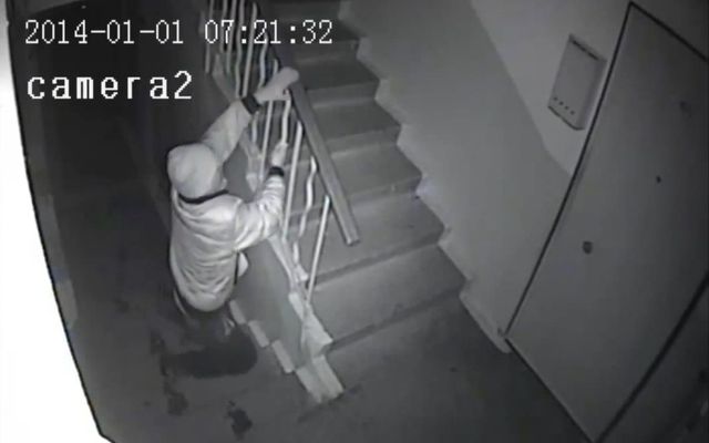 Мужчина возвращается 1-го января домой Мужчина возвращается 1-го января домой