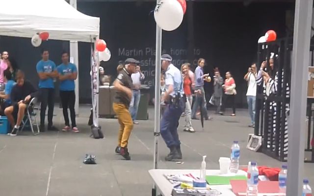 Зажигательный танцевальный батл Зажигательный танцевальный батл