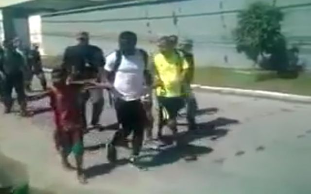 Футболист Салли Мунтари раздает деньги бедным бразильцам Футболист Салли Мунтари раздает деньги бедным бразильцам