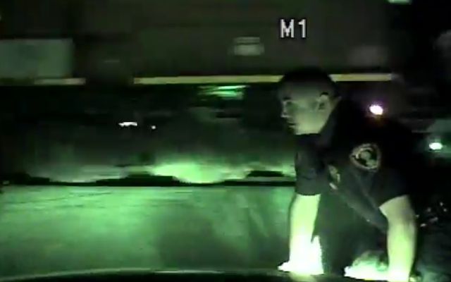 Полицейский спас самоубийцу за мгновение до суицида Полицейский спас самоубийцу за мгновение до суицида