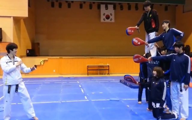 Впечатляющий удар ногами Впечатляющий удар ногами