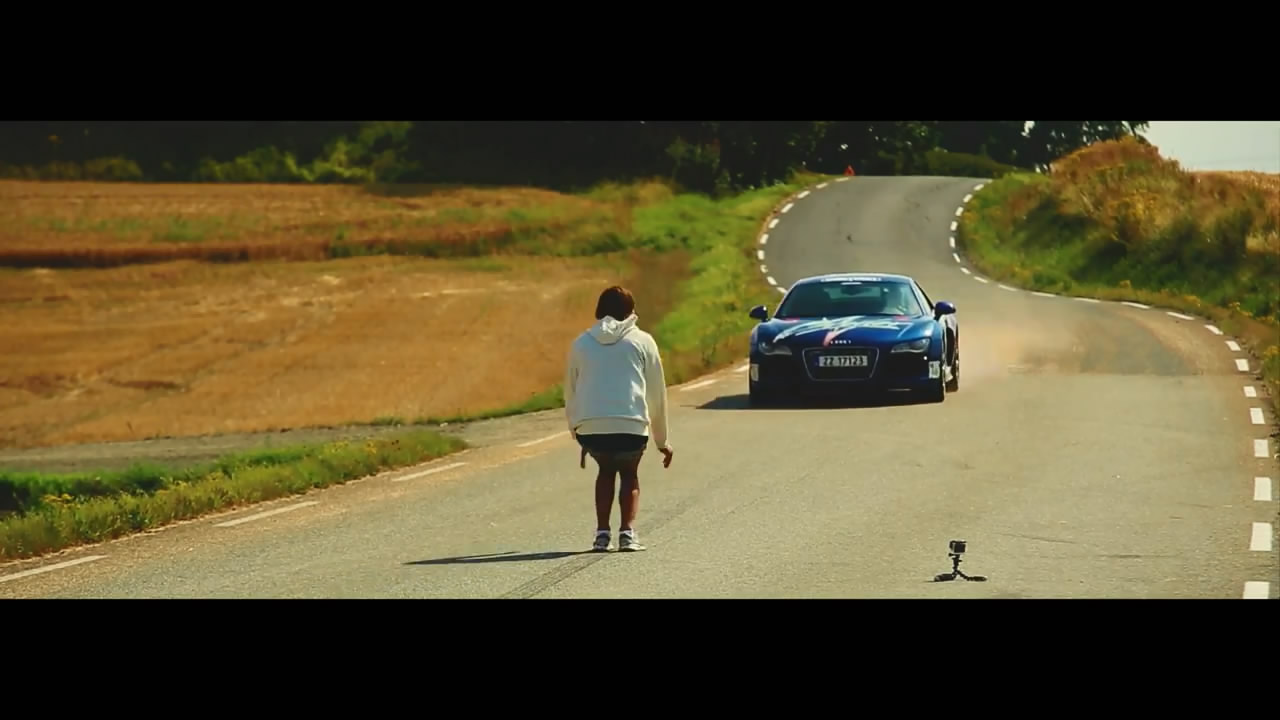Прыжок через Audi R8 Прыжок через Audi R8