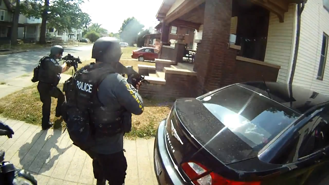 SWAT захватывает дом SWAT захватывает дом