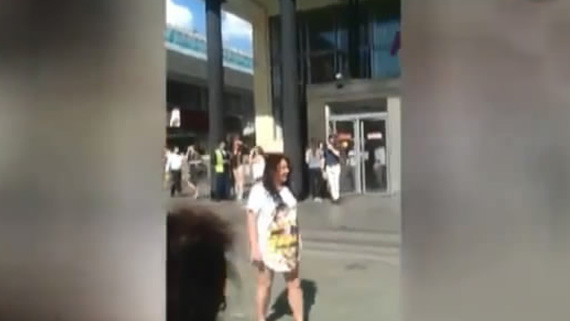 Пьяная Лолита устроила шоу возле московского метро Пьяная Лолита устроила шоу возле московского метро