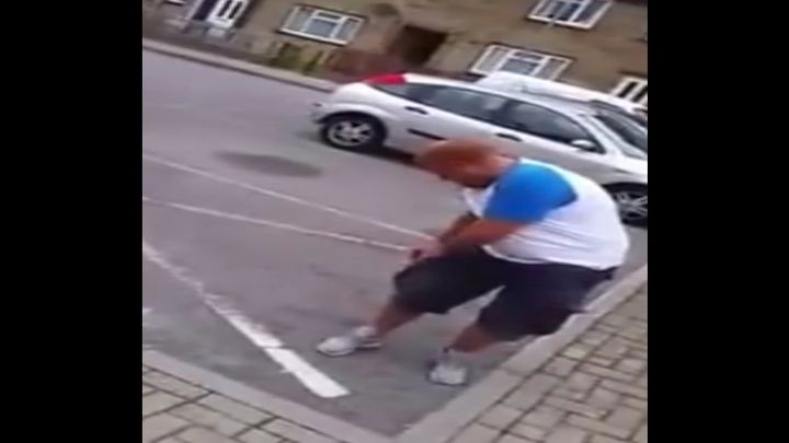 Парень взорвал петарду в кармане шорт Парень взорвал петарду в кармане шорт