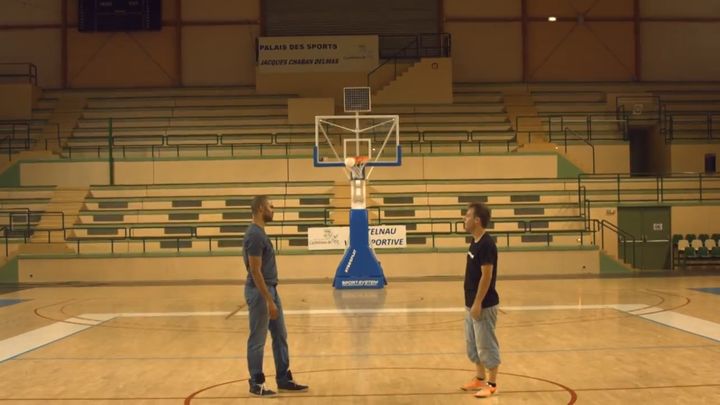 Звезда NBA Тони Паркер против футбольноко мастера трюков Реми Гайяра Звезда NBA Тони Паркер против футбольноко мастера трюков Реми Гайяра