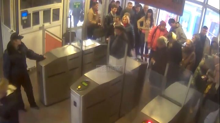 Пассажирки напали на контролеров РЖД Пассажирки напали на контролеров РЖД