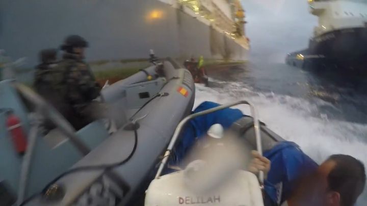 Испанские военные протаранили лодки активистов Greenpeace Испанские военные протаранили лодки активистов Greenpeace