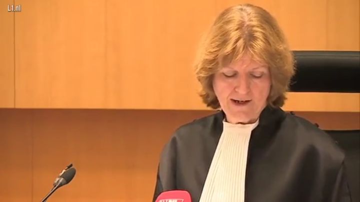 Мужчина бросил в судью стул за мягкий приговор водителю, насмерть сбившему его родственников Мужчина бросил в судью стул за мягкий приговор водителю, насмерть сбившему его родственников