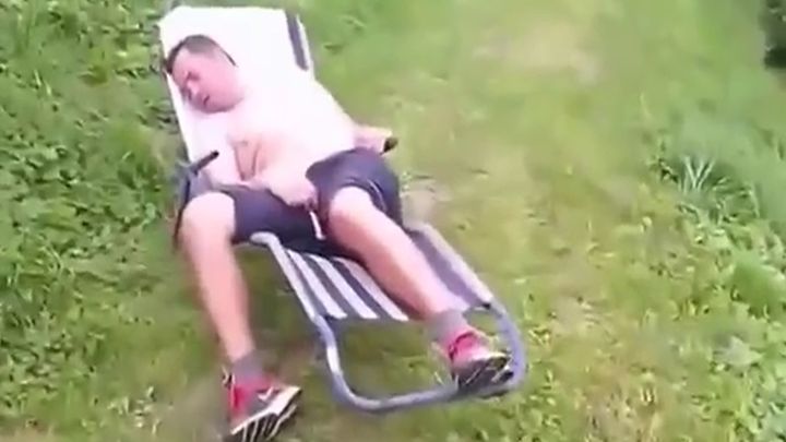 Прикололись над спящим другом Прикололись над спящим другом