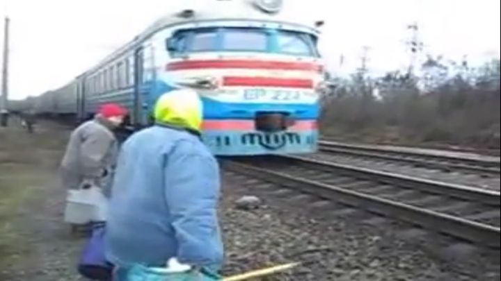 Изобретательная бабушка-дачница садится на электричку Изобретательная бабушка-дачница садится на электричку