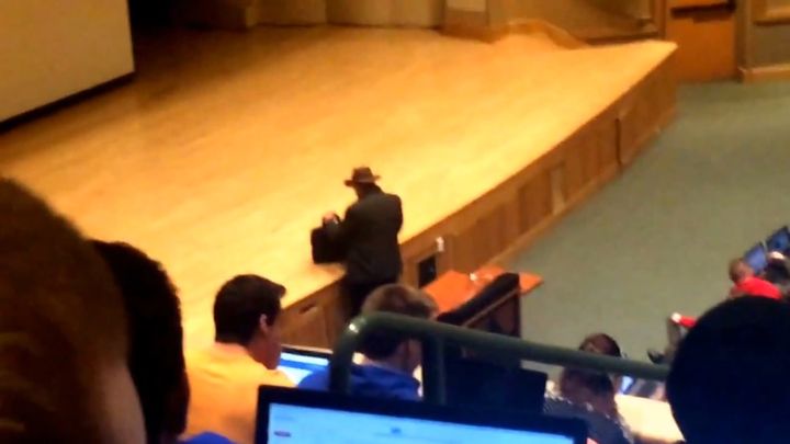 Студенты подшутили над преподавателем Студенты подшутили над преподавателем