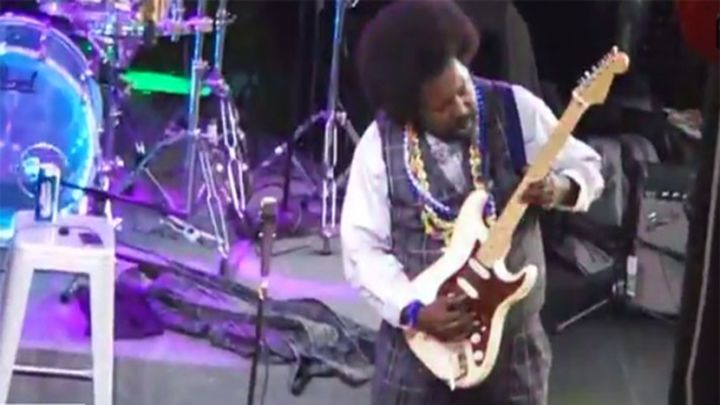 Музыкант Afroman ударил пьяную поклонницу во время концерта Музыкант Afroman ударил пьяную поклонницу во время концерта