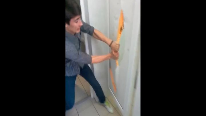 Малолетние вандалы устроили погром в школьном туалете Малолетние вандалы устроили погром в школьном туалете