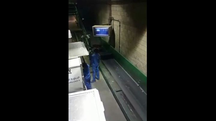 Как в аэропорту Дубаи разгружают багаж Как в аэропорту Дубаи разгружают багаж