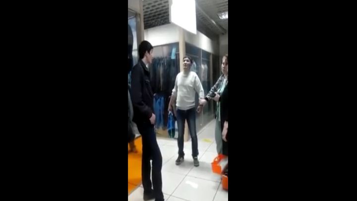 Мужчина застыл в торговом центре Мужчина застыл в торговом центре