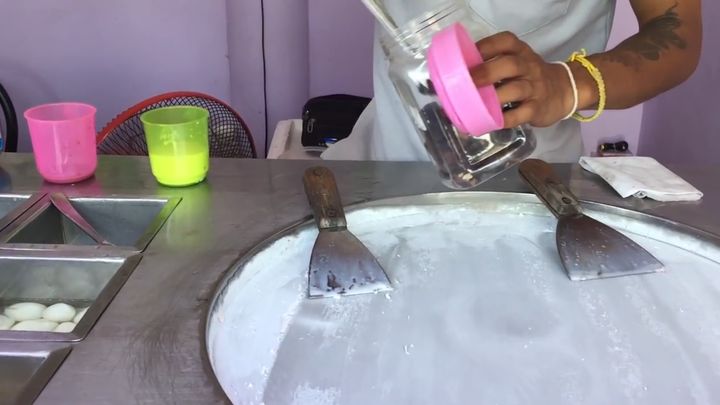 Его признали мастером мороженого, и, когда вы посмотрите это видео, вы поймете почему Его признали мастером мороженого, и, когда вы посмотрите это видео, вы поймете почему