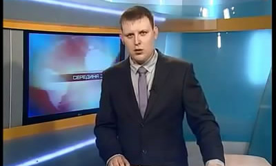 Ведущий пытается произнести монгольское имя Ведущий пытается произнести монгольское имя