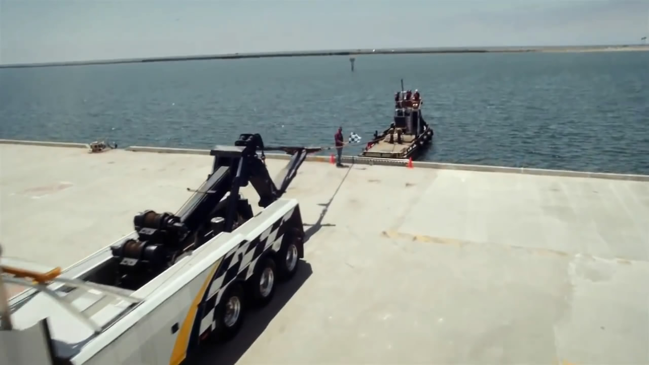 Грузовик против морского буксира Грузовик против морского буксира