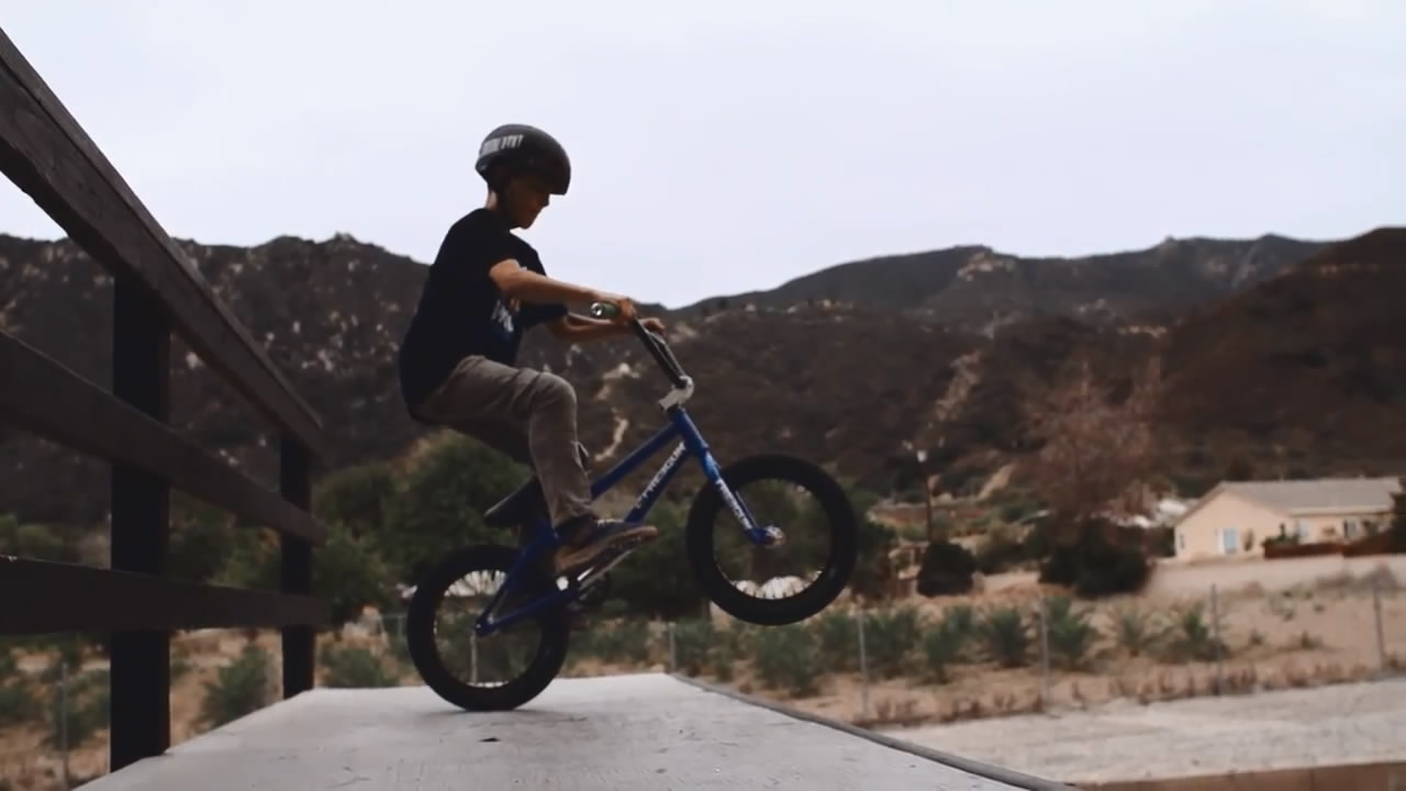 11-летний мальчик на BMX-байке 11-летний мальчик на BMX-байке