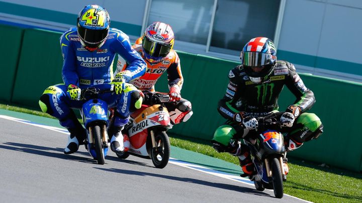 Как развлекаются профессиональные мотогонщики MotoGP перед Гран-при Японии 2015 Как развлекаются профессиональные мотогонщики MotoGP перед Гран-при Японии 2015