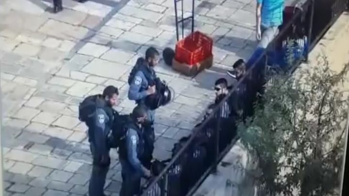 В Иерусалиме полицейские расстреляли напавшего на них с ножом палестинца В Иерусалиме полицейские расстреляли напавшего на них с ножом палестинца