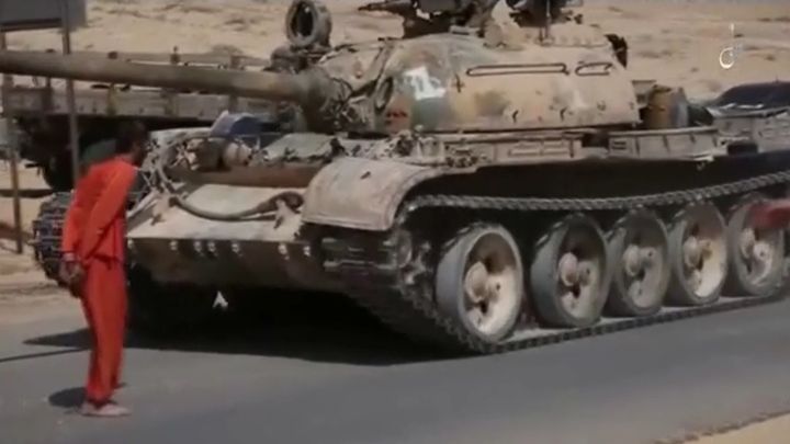 Боевики ИГИЛ переехали сирийского солдата танком Боевики ИГИЛ переехали сирийского солдата танком