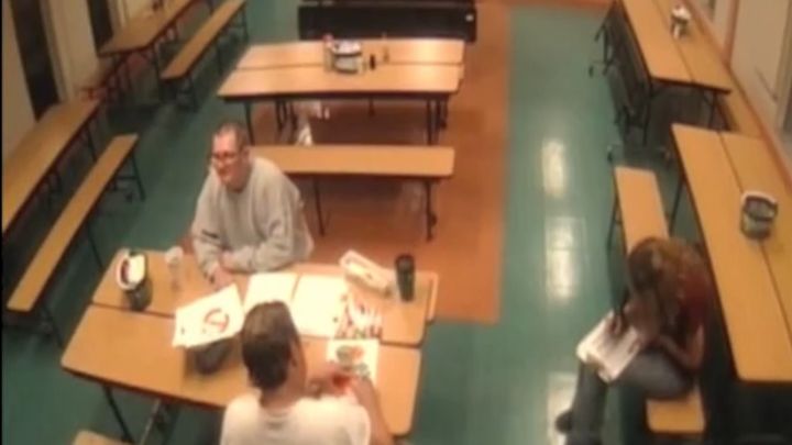 Пациент психбольницы порезал ножницами медсестру Пациент психбольницы порезал ножницами медсестру