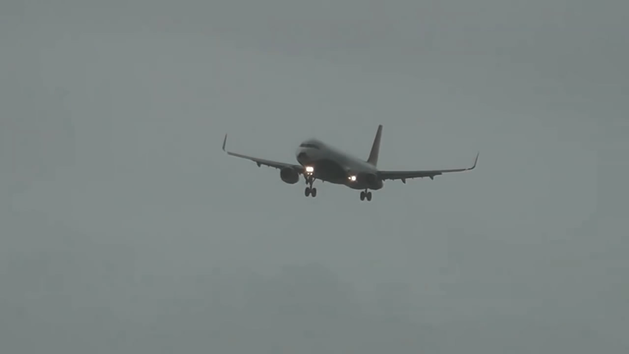 Посадка самолета во время штормового ветра Посадка самолета во время штормового ветра