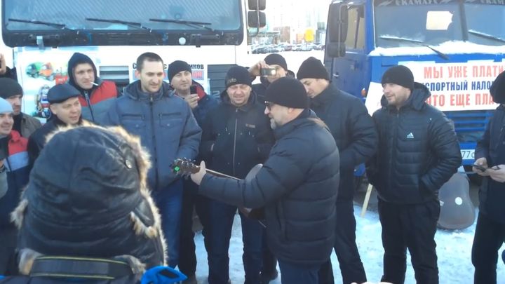 Лидер ДДТ Юрий Шевчук спел для протестующих дальнобойщиков Лидер ДДТ Юрий Шевчук спел для протестующих дальнобойщиков