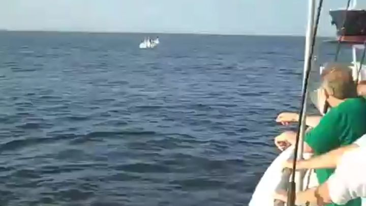 Лодка и танкер едва избежали столкновения Лодка и танкер едва избежали столкновения