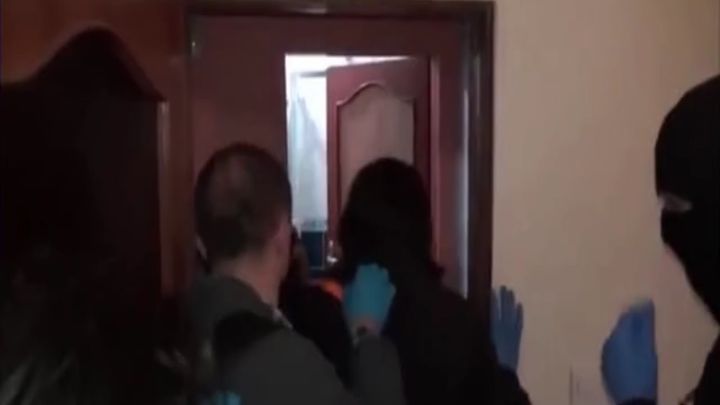 Во время обыска квартиры полицейский застрелил дочь подозреваемого Во время обыска квартиры полицейский застрелил дочь подозреваемого
