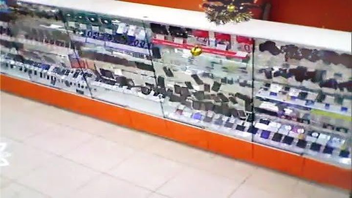 Новогодний ценопад: в торговом центре Екатеринбурга обвалилась витрина с телефонами на 3 миллиона рублей Новогодний ценопад: в торговом центре Екатеринбурга обвалилась витрина с телефонами на 3 миллиона рублей
