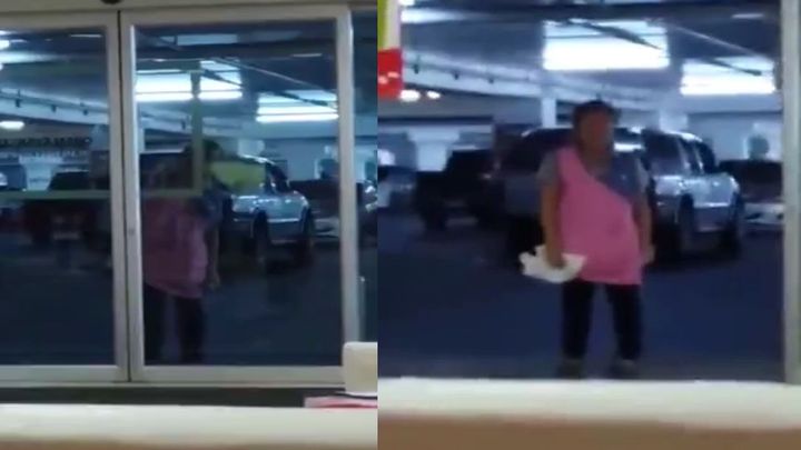 Уборщица пытается вымыть автоматические двери супермаркета Уборщица пытается вымыть автоматические двери супермаркета