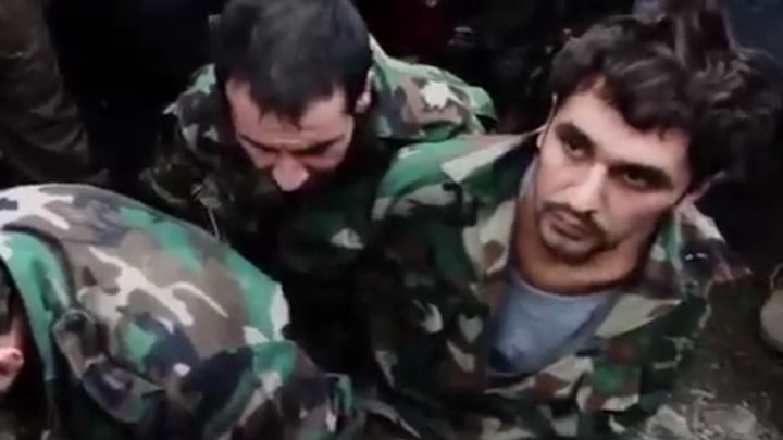 Обезумевшая толпа линчевала сирийских солдат Обезумевшая толпа линчевала сирийских солдат