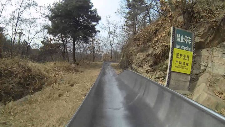 Захватывающий спуск на тележке вдоль Великой Китайской стены Захватывающий спуск на тележке вдоль Великой Китайской стены