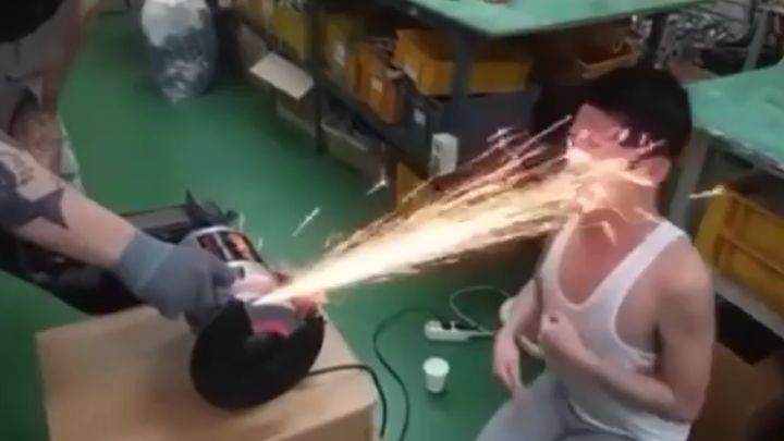 Сумасшедший азиат умывается искрами Сумасшедший азиат умывается искрами