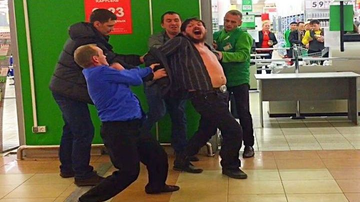 Пьяный царь Леонид из Екатеринбурга пытался сквозь охрану вынести бутылку водки Пьяный царь Леонид из Екатеринбурга пытался сквозь охрану вынести бутылку водки