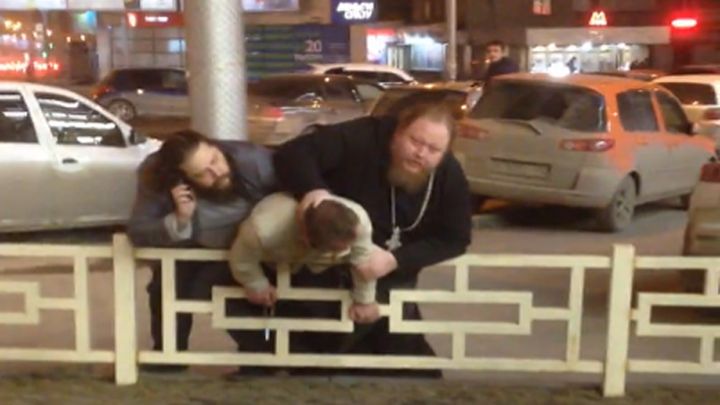 Православный новосибирский патруль: бывший священник крестом избил бизнесмена Православный новосибирский патруль: бывший священник крестом избил бизнесмена