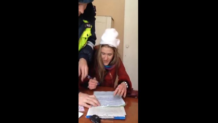 Девушка под солью в отделении полиции Девушка под солью в отделении полиции