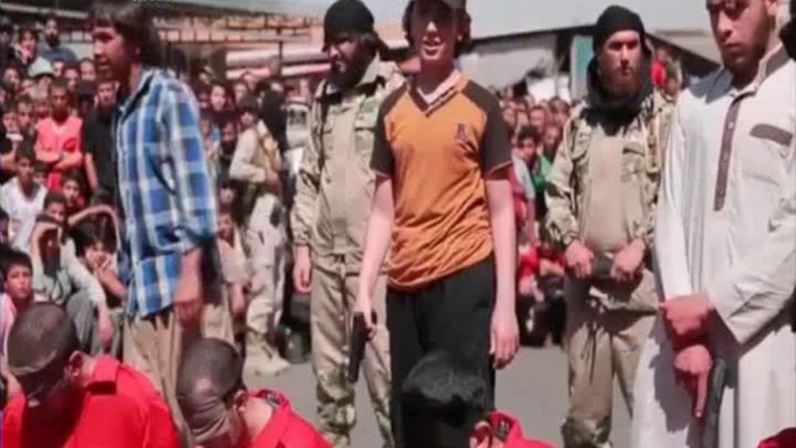 Боевики ИГИЛ позволили нескольким добровольцам из числа гражданских расстрелять пленников Боевики ИГИЛ позволили нескольким добровольцам из числа гражданских расстрелять пленников