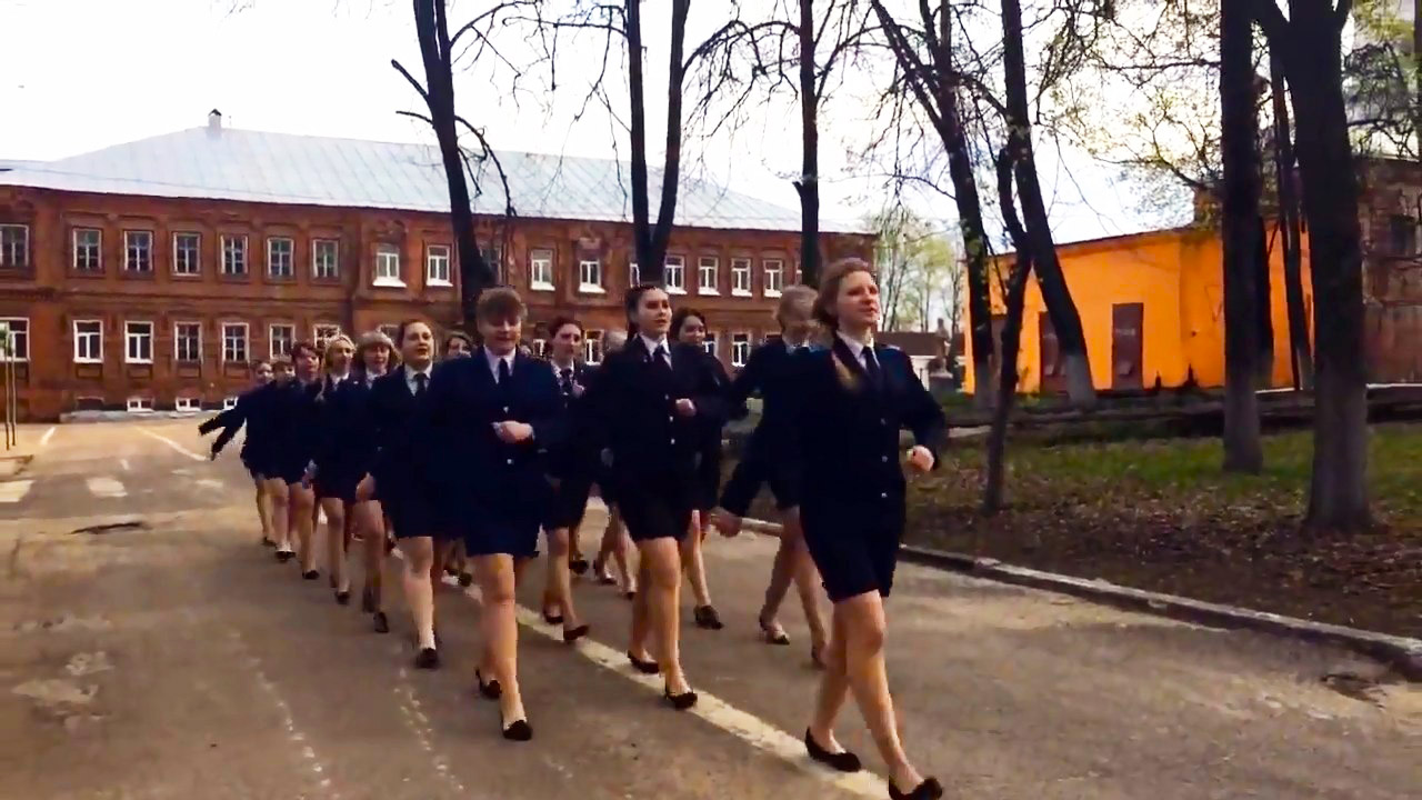 Взвод девченок поет "Небо славян" Взвод девченок поет "Небо славян"