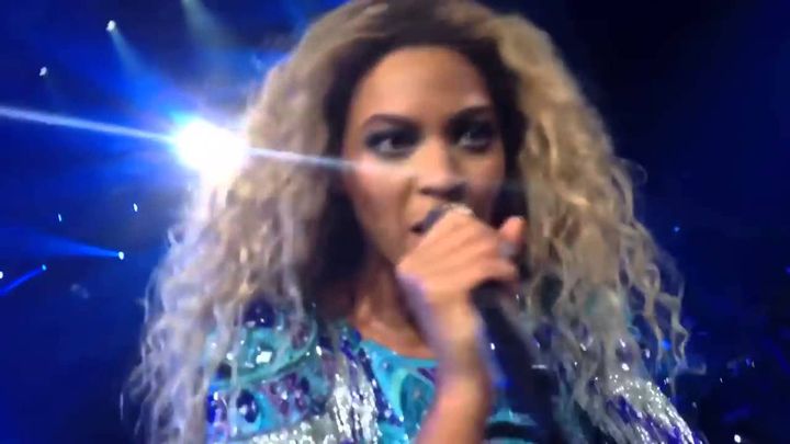 Beyonce дала спеть своей фанатке на концерте и была поражена Beyonce дала спеть своей фанатке на концерте и была поражена