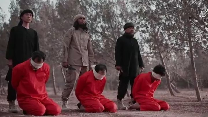 Боевики ИГИЛ опубликовали видео с казнью информировавших СМИ «шпионов» Боевики ИГИЛ опубликовали видео с казнью информировавших СМИ «шпионов»