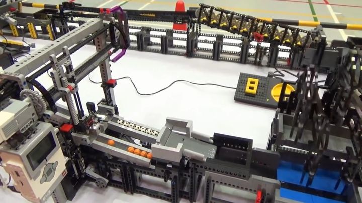 Что могут сделать 4 мастера LEGO, обладающие достаточным количеством времени и желания Что могут сделать 4 мастера LEGO, обладающие достаточным количеством времени и желания