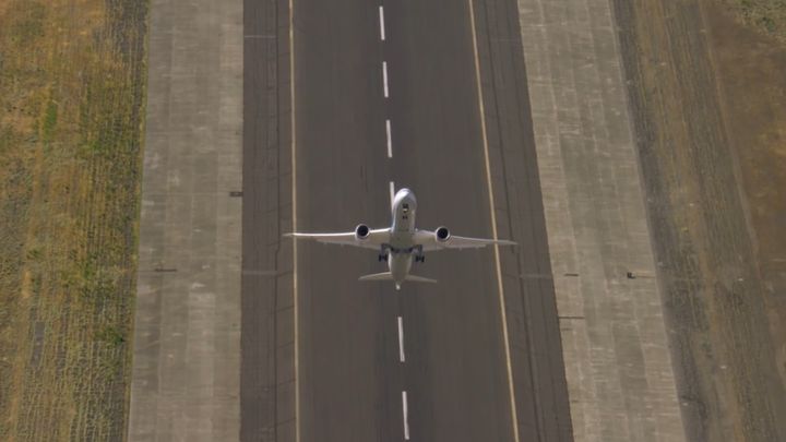 Пассажирский Boeing 787 Dreamliner исполнил вертикальный взлет Пассажирский Boeing 787 Dreamliner исполнил вертикальный взлет