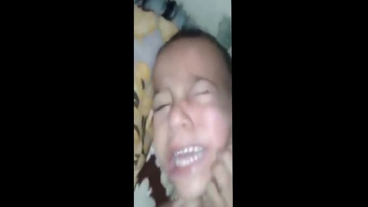 Отец мучает своих детей Отец мучает своих детей