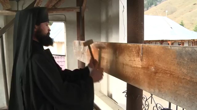 Румынский монах, доска и молоточки Румынский монах, доска и молоточки