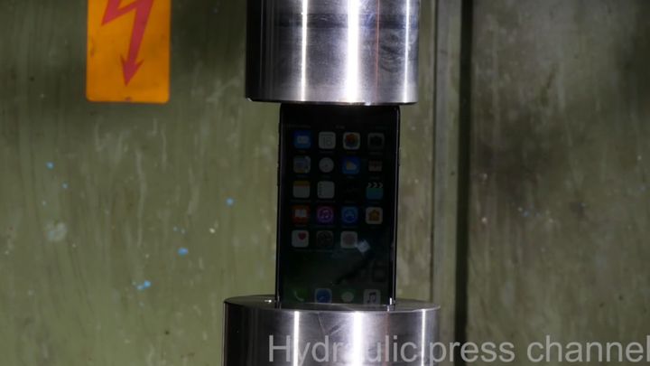 iPhone 7 "протестировали" под гидравлическим прессом iPhone 7 "протестировали" под гидравлическим прессом