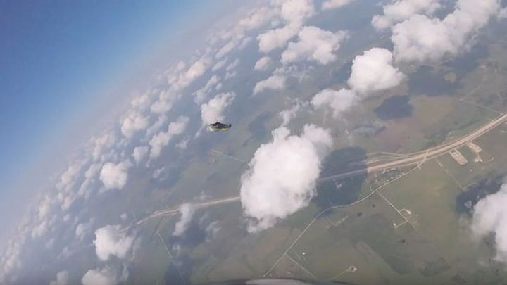 Когда у тебя действительно дорогая обувь: парашютист поймал кроссовок, слетевший с него в полете Когда у тебя действительно дорогая обувь: парашютист поймал кроссовок, слетевший с него в полете